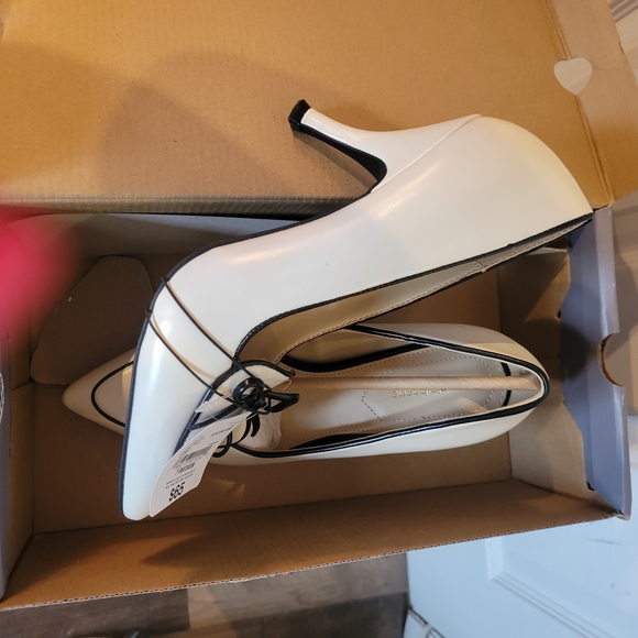Liz Claiborne Chic Cream Heels with Black Trim Brand New In Box - Picture 2 of 2